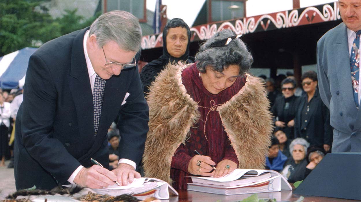 Rt Hon Jim Bolger and Te Arikinui Dame Te Atairangikaahu signing the settlement.